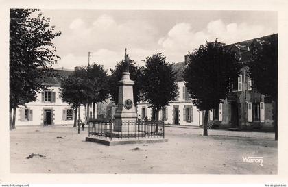 56 CLEGUEREC PLACE ET MONUMENT POBEGUIN