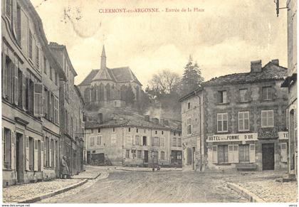 Carte POSTALE Ancienne  de CLERMONT en ARGONNE  - Entrée de la place