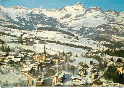 CPM Combloux (Haute Savoie) alt 1000m Vue Generale au Fond la Chaine des Aravis