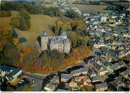 CPM Combourg Le Chateau Vue generale