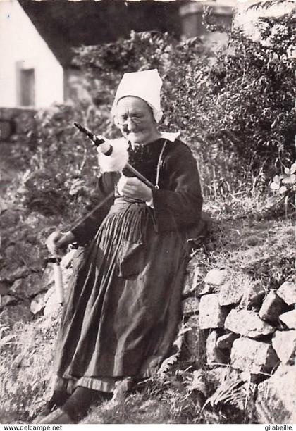 29 -  Vieille coiffe et costume de confort-Meilars