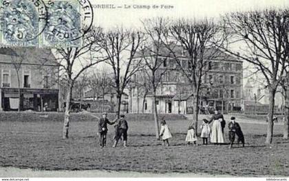 D91 - CORBEIL ESSONNES < VUE ANIMEE DU CHAMP DE FOIRE +Commerce Epicerie,Bar