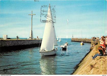 Carte Postale - 14 - Courseulles sur Mer - Entrée de yachts dans le Port - Les Jetées - Bateaux - Flamme Postale de Cour