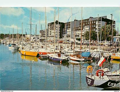 Carte Postale - 14 - Courseulles sur Mer - Le bassin des yachts et les nouvelles résidences - Immeubles - Bateaux - Flam
