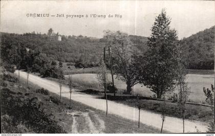 Cremieu - Joli Paysage et l Etang de Riz - CPA