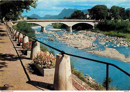 26 - Crest - Les quais fleuris, le Pont sur Drôme, au fond, la montagne des 3 becs - Flamme Postale de Crest - CPM - Voi