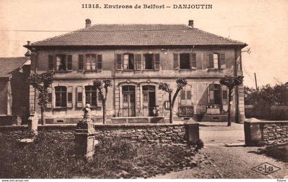 danjoutin - mairie du village et école communale