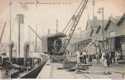 [-10%] FRANCE - Dieppe - Port - Travaux - Grue - Drapeaux - bateaux - transport - hangars - animé - Carte Postale Ancien