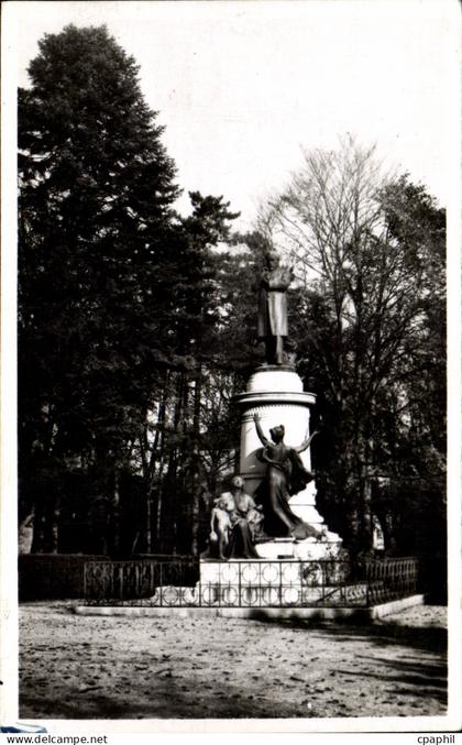 Dole - Monument Pasteur - CPA