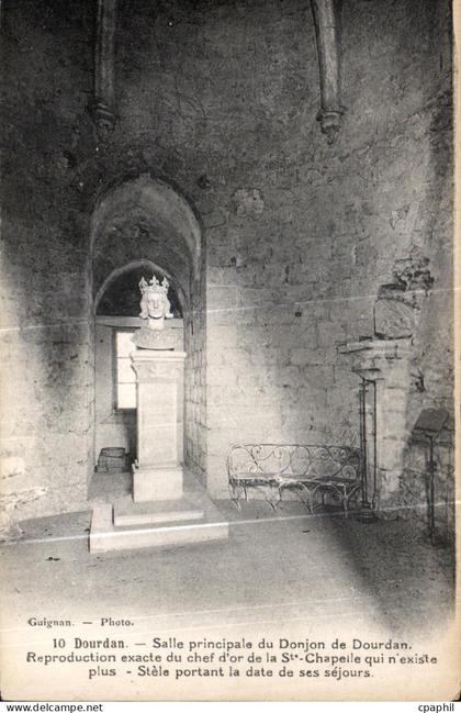 CPA Dourdan Salle principale du Donjon de Dourdan Reproduction exacte du chef d or