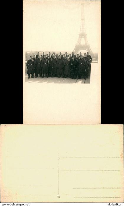 CPA Paris Wehrmachtssoldaten vor dem Eiffelturm Militaria WK2 1941