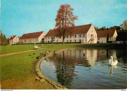 95 - Ennery - Fédération Mutualiste Parisienne - Domaine d'Ennery - Résidence Romain Lavielle - Les pavillons vus du lac