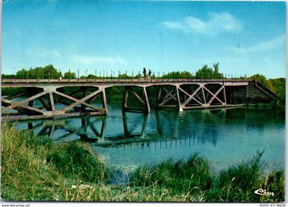 44 FROSSAY - Canal du Migron