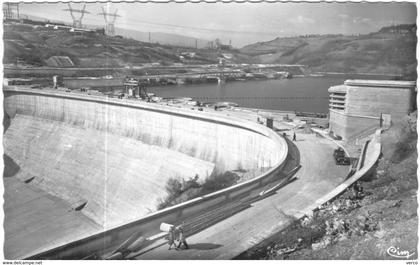Carte Postale Ancienne de GENISSIAT-route et vue d'ensemble du barrage