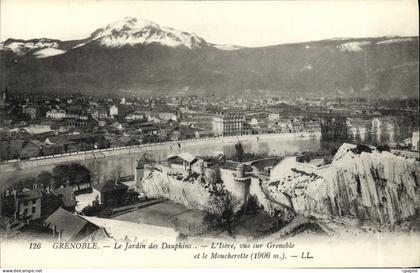 CPA Grenoble Le jardin des Dauphins L isere vue sur Grenoble