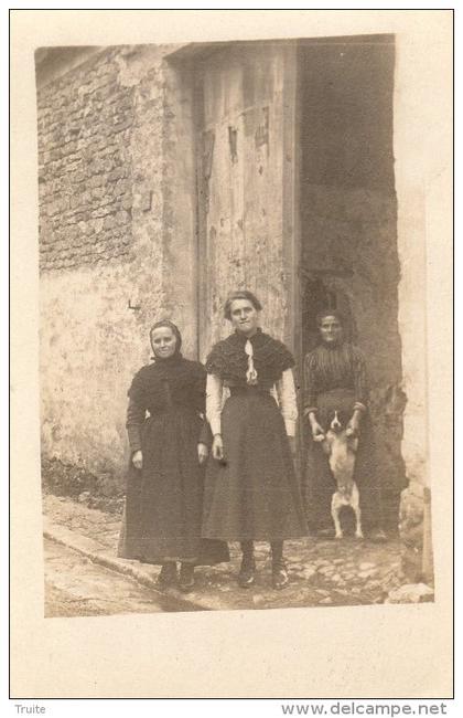 GUERVILLE HABITANTES DEVANT LEUR MAISON CARTE PHOTO RARE