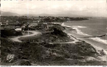CPA Guethary Vue generale de la Plage Au fond les Monts Espagnols