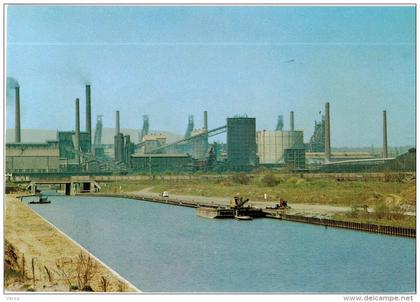 Carte Postale Ancienne de HAGONDANGE-Le Canal et les Usines