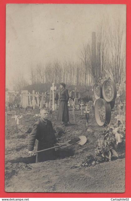 59 - Haubourdin - Carte photo fossoyeur dans le cimetière