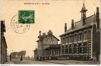 CPA HOUDAN Les Ecoles (1412233)