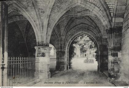 CPA Ancienne Abbaye de Jumieges L'ancienne Entree