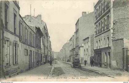 Carte Postale Ancienne - 94 - Kremlin-bicêtre - Rue du kremlin - Animée - Cacher Militaire du 22e régiment d'infanterie