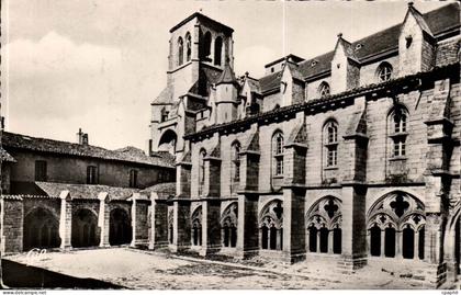 La Chaise Dieu - La Cour du Cloitre - CPA