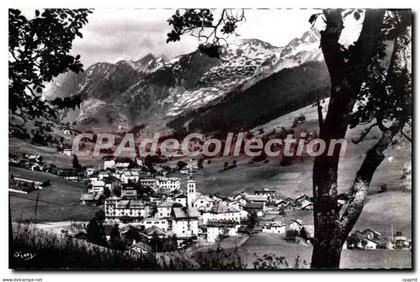 CPA La Clusaz Vue Generale Et Chaine Des Aravis