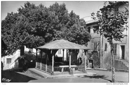 LA GARDE-FREINET PLACE DU MARCHE