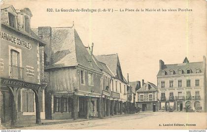 48772 - LA GUERCHE DE BRETAGNE - LA PLACE DE LA MAIRIE ET LES VIEUX PORCHES