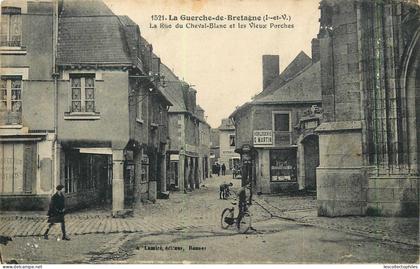 48773 - LA GUERCHE DE BRETAGNE - LA RUE DU CHEVAL BLANC ET LES VIEUX PORCHES