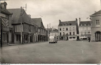 CPM La Guerche de Bretagne Les Vieux Porches et Place de la Mairie