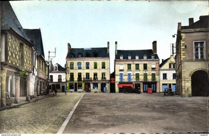 CPM La Guerche de Bretagne Les Vieux Porches et Place de la Mairie