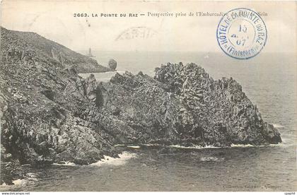 CPA La Pointe du Raz Perspective prise de l'Embarcadere