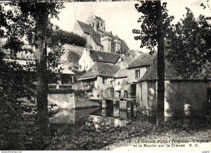 CPA La Roche Posay L Eglise et le moulin sur la Creuse