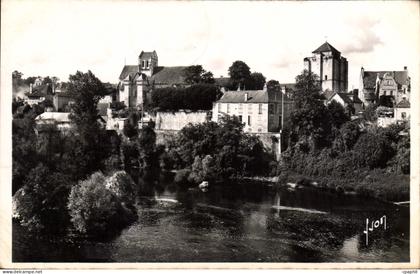 CPA La Roche Posay L'Eglise Le Donjon