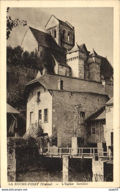 CPA La Roche Posay Vienne L'Eglise fortifiee