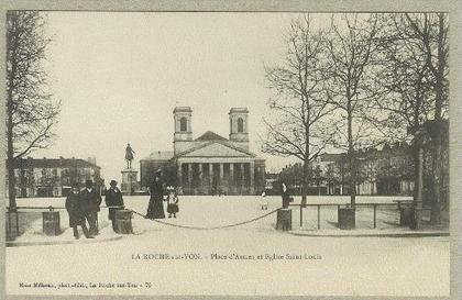 LA ROCHE SUR YON :  PLACE D'ARMES ET EGLISE SAINT LOUIS