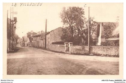 AYBP15-1330-86 - LA VILLEDIEU-DU-CLAIN - L'entrée du bourg et le monument