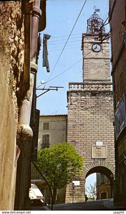 CPM Lambesc en Provence Le Jacquemart Vue de la Porte de Salon de Provence