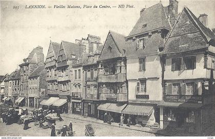 CPA Lannion Vieilles Maisons Place du Centre