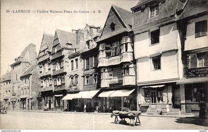 CPA Lannion Vieilles Maisons Place du Centre