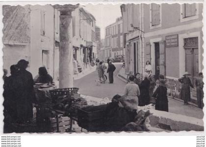 47) LAROQUE TIMBAULT (LOT ET GARONNE) RUE DE LA HALLE - ANIMEE - HABITANTS - MARCHE - ETALS - 2 SCANS