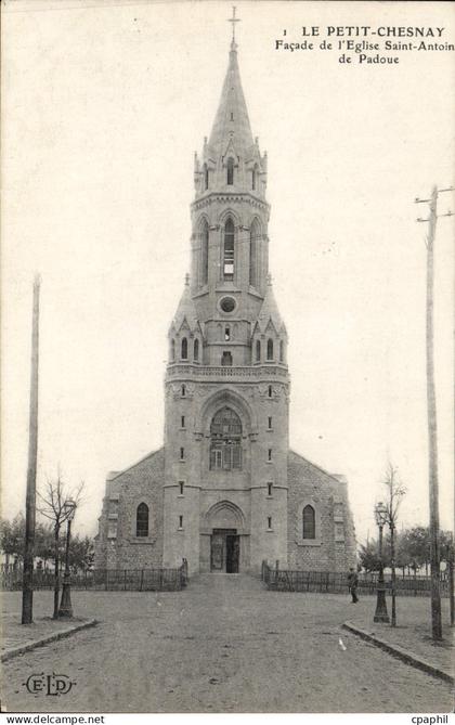 CPA Le Petit Chesnay Facade de L'Eglise Saint Antoin de Padoue