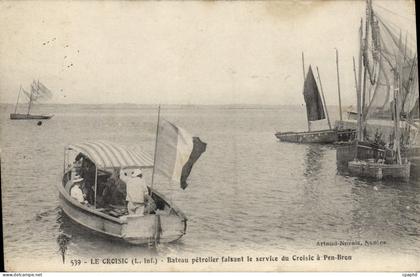 CPA Le Croisic L Inf Bateau petrolier faisant le service du Croisic à Pen Bron