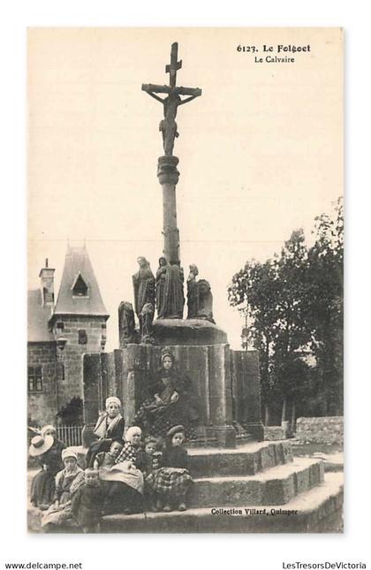 Le Folgoët – Le Calvaire, enfants devant le monument, Collection Villard, Quimper, France