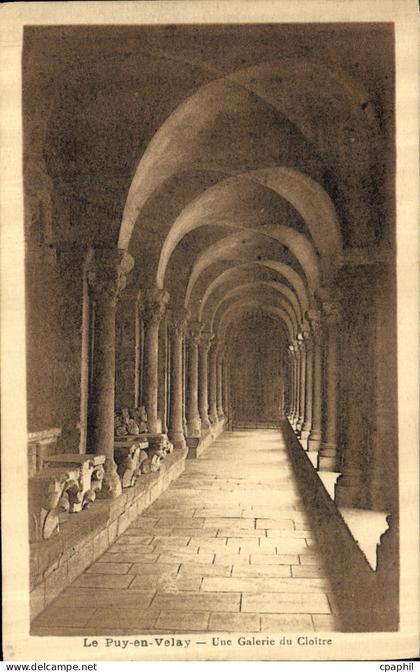 CPA Le Puy en Velay Une Galerie du Cloitre