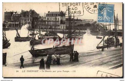 CPA Le Treport Le bassin par gros temps