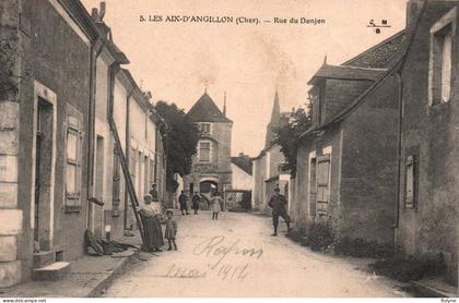 les aix d'angillon - la rue du donjon et les villageois
