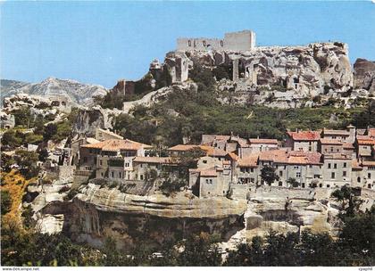 CPM Les Baux de Provence B du Rh Domine par les ruines de son chateau le villages des Baux